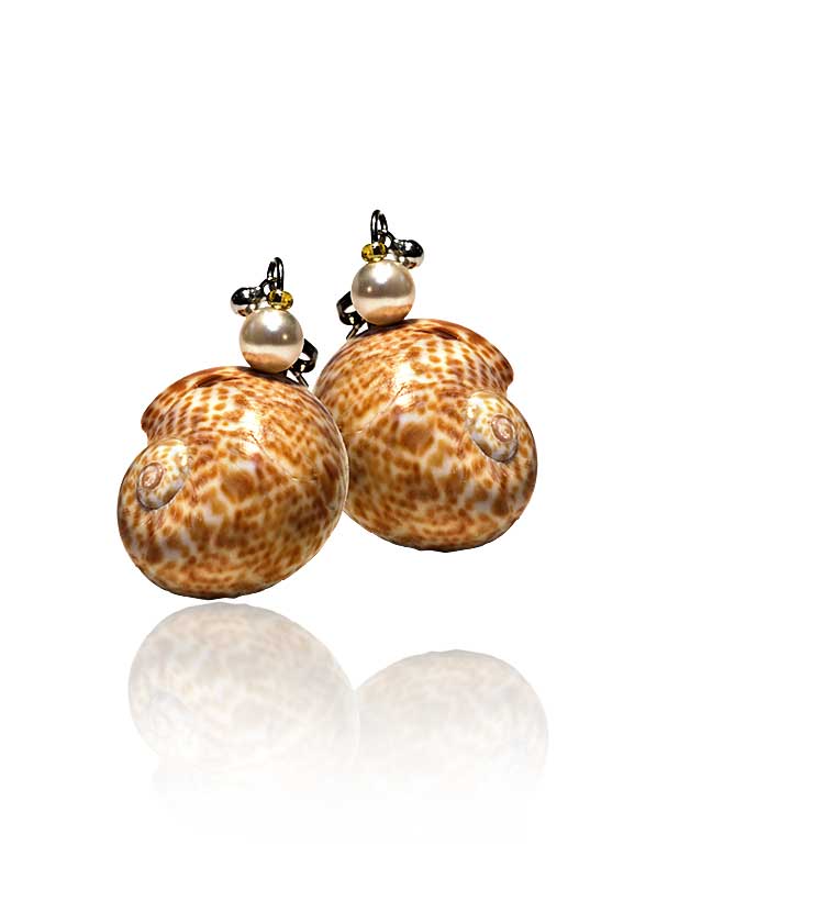 Ohrschmuck mit Muscheln, Perlen und Silber